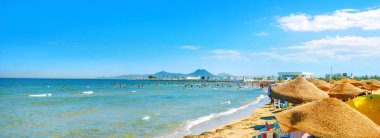 Tunis şehirde kentsel plaj manzarasına. Tunus, Kuzey Afrika
