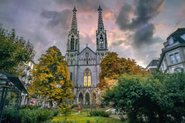Katedral Iglesia de Baden-Baden Augustaplatz, gece manzarası. Baden-Baden, Almanya