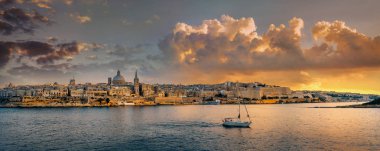 Panoramik günbatımı güneş ışığı Carmelite kilise kubbe ve St Pauls Anglikan Katedrali Valletta liman bölgesinde. Malta