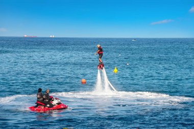 St Julians Bay, Malta - 06 Ekim 2014: Aşırı su spor yeni popüler tür denizde flyboard adı. Jet üzerinden hareket özel yönetim kurulu hydrocycle tarafından su akışı zorlamak. Malta Adası, Europe 