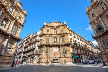 Palermo, Sicilya - 01 Temmuz 2017: Cityscape Quattro aski sokaklarda geçiş ile kare (dört köşe). Sicilya sermaye güzel ve ünlü bir yerde. İtalya