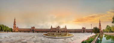Gündoğumu güneş ışığı panoramik manzaraya İspanya Meydanı (Plaza de Espana). Seville, Endülüs, İspanya