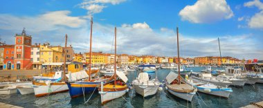 Çan Kulesi ve eski şehir Rovinj limanında marinada sahil panoramik manzaralı. Istria, Hırvatistan  