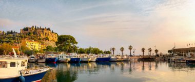 Bir Cassis Limanı balıkçı tekneleri ile günbatımında wharf. Fransa, Provence
