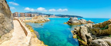 Kayalık sahil ve güzel manzaralı sahil, Lloret de Mar resort kasaba manzara. Costa Brava, Katalonya, İspanya