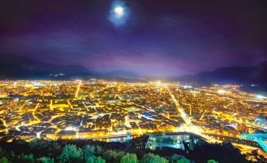 Grenoble şehir gece hava panorama görünümünü. Fransa