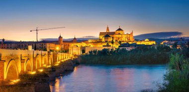 Panoramik Roma Köprüsü ve Ulu Cami (Endülüs Katedrali) gece Guadalquivir Nehri üzerinde. Cordoba, Endülüs, İspanya 