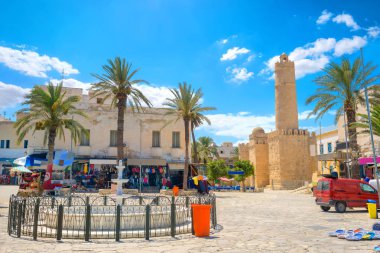 Cityscape merkezi kare ve antik kale Ribat Sousse içinde. Tunus, Kuzey Afrika