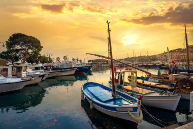 Bir Cassis Limanı balıkçı tekneleri ile günbatımında wharf. Fransa, Provence
