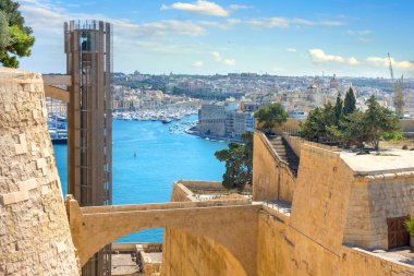 Modern Asansör sur duvarları ve eski şehir panoraması güzel manzara. Malta Valletta, Europe