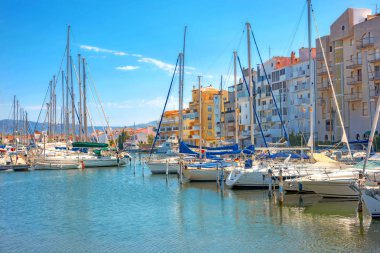 Cityscape marina Empuriabrava tatil köyü ile. Costa Brava, Katalonya, İspanya