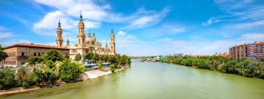Panoramik El Pilar Katedrali ve Ebro Nehri'nin. Zaragoza, İspanya