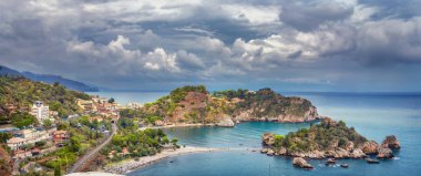 Panoramik waterfront ve ünlü Adası ve plaj Isola Bella. Taormina, Sicilya, İtalya  