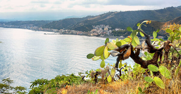 Залив и побережье Джардини-Наксос. Панорамный вид из Таормины. Сицилия, Италия
