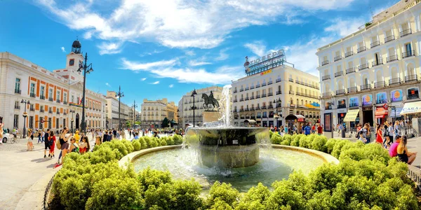 マドリッド スペイン 2018 有名なプエルタデルソル広場王カルロス 世の噴水と乗馬像 日当たりの良い夏の日で観光客に人気の場所 — ストック写真