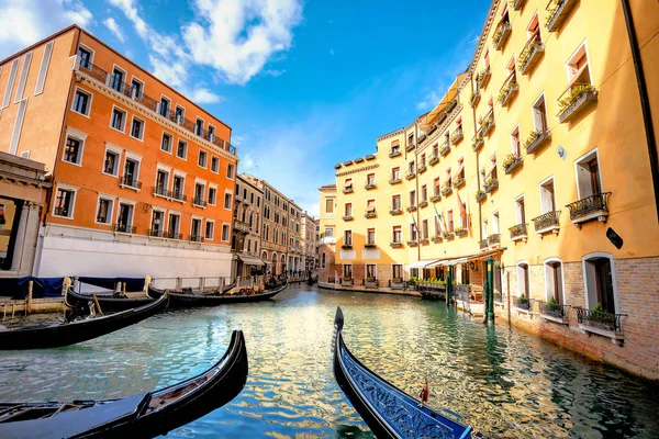 Paisagem Com Gôndolas Edifícios Coloridos Longo Canal Veneza Dia Ensolarado — Fotografia de Stock