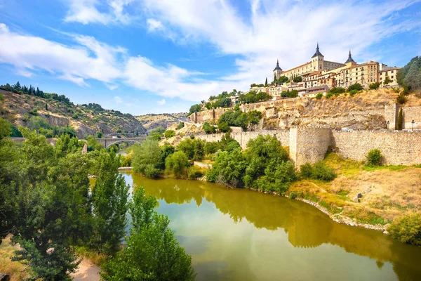 Řeku Tagus Pohled Alcazar Starobylé Město Kopci Toledo Španělsko — Stock fotografie