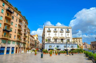 Piazza Marina ve Palermo konut binaları ile sokak. 