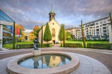  Baden-Baden Spitalkirche kilise ve çeşme ile Cityscape.