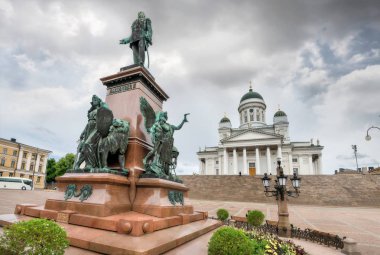 Senato Meydanı'nda Alexander II Anıtı. Helsinki Katedrali. H