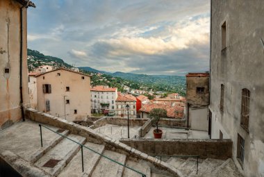 Eski şehir Grasse yaya sokak ile Manzara. Provence, F