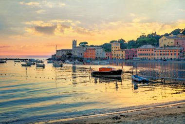 Gün batımında sessizlik körfezi. Sestri Levante, Genova Eyaleti, Liguria,
