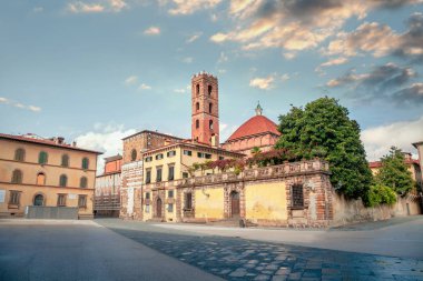 San Martino Meydanı ve San Giovanni kilisesi manzarası. Lucca, Tosk
