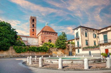 San Martino Meydanı ve San Giovanni kilisesi manzarası. Lucca, Tosk