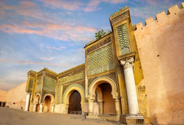 Meknes Medine kapı Bab Mansur ile eski duvarlar. Fas, Hayır