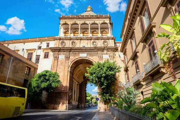 Μεσαιωνική πύλη με το όνομα νέα πύλη (Porta Nuova) στο Παλέρμο. Σικελία — Φωτογραφία Αρχείου