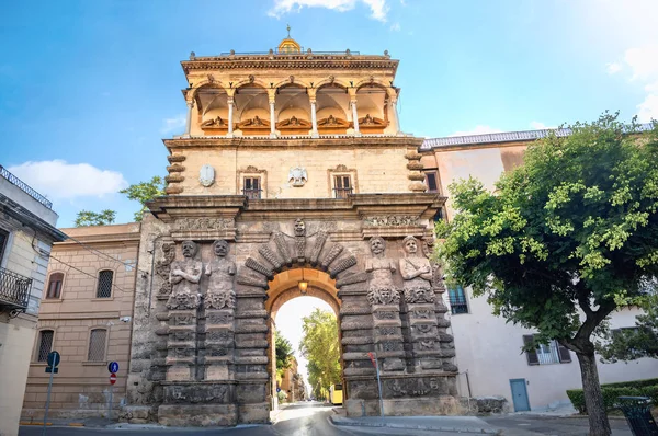 Puerta medieval llamada Puerta Nueva (Porta Nuova) en Palermo. Sicilia — Foto de Stock