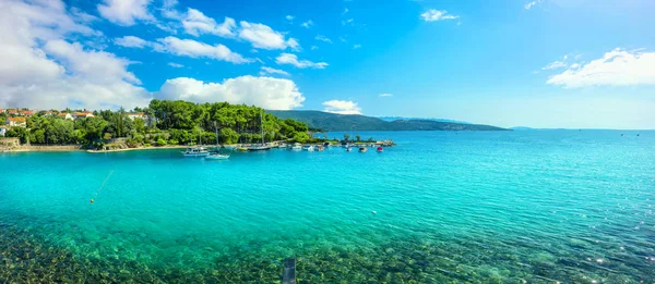 Tengerparton, türkiz öböl és strand Krk. Krk sziget, Croati — Stock Fotó