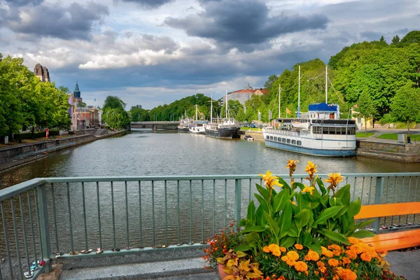 Stadsbilden med Teaterbron på Aura å i Åbo. Finland — Stockfoto