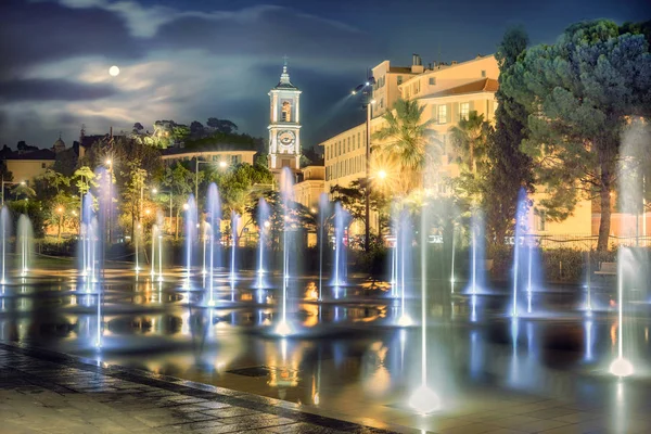 Krásná fontána na Place Massena v noci v Nice. Fran — Stock fotografie