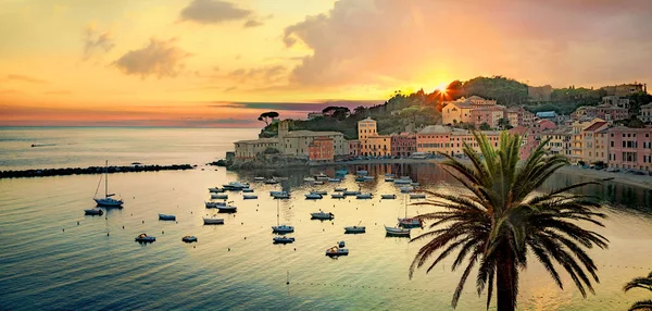 Pequena cidade resort Sestri Levante e baía do silêncio ao pôr do sol. Geno — Fotografia de Stock