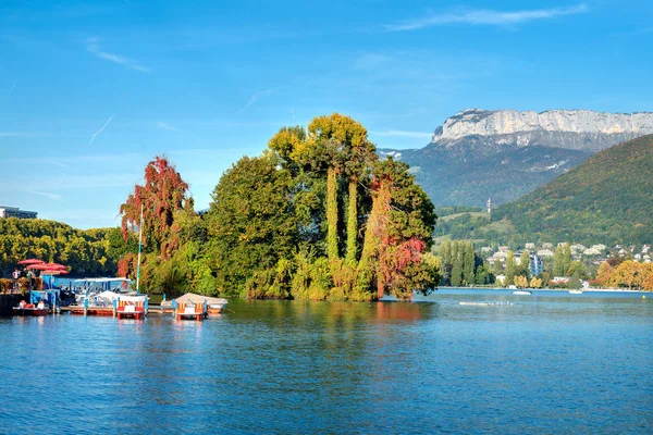 Lake Annecy with picturesque old park. Haute Savoie, French Alp — Stock Photo, Image