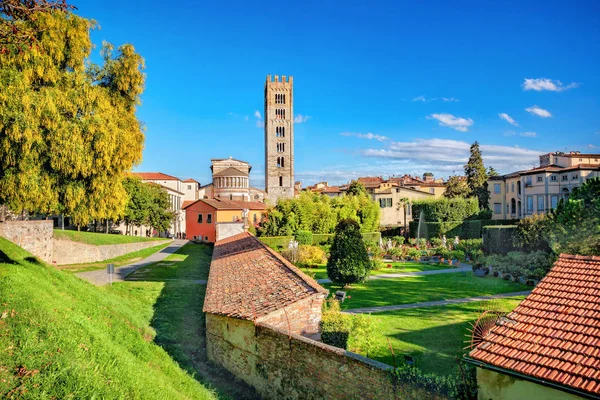 Basilika von San Frediano und Gärten des Palazzo Pfanner in Lucca — Stockfoto
