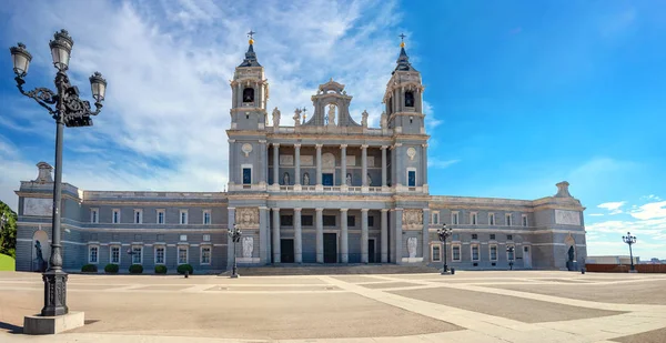 Almudena Katedrali. Madrid, İspanya, Avrupa — Stok fotoğraf