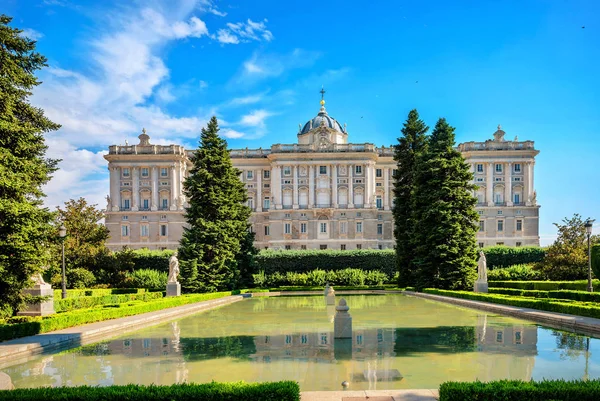 Pohled na královský palác ze Sabatini zahrad. Madrid, Španělsko — Stock fotografie