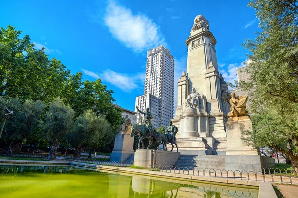 Cityscape com monumento a Cervantes na Plaza de Espana. Madrid , — Fotografia de Stock