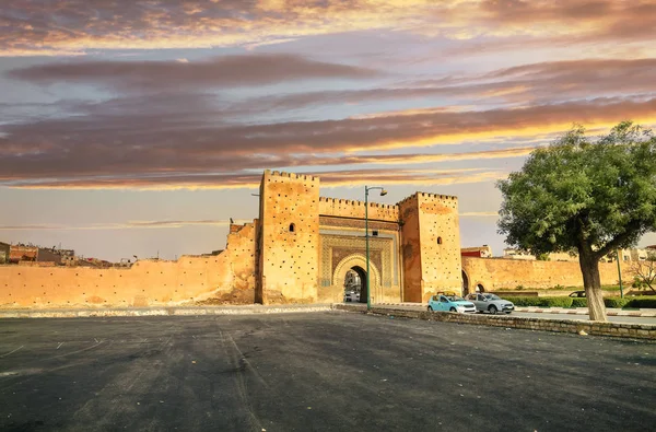 Muralla y puerta de la ciudad Bab el-Khamis en Medina de Meknes al atardecer . — Foto de Stock