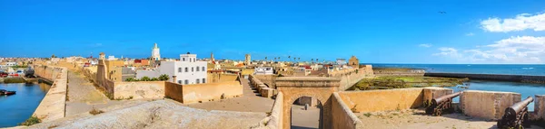 Amplia vista panorámica de la antigua fortaleza y medina en Essaouira . —  Fotos de Stock