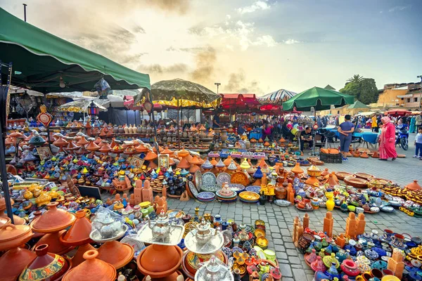 Stadtmarkt zum Verkauf traditioneller Tajines, Tontöpfe bei meknes — Stockfoto