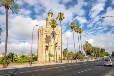 Sevilla Torre del Oro kulesi (Altın kule) görünümü. Endülüs, 