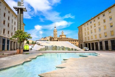 Zaragoza Pilar Meydanı'nda Fuente de la Hispanidad çeşmesi. Sp