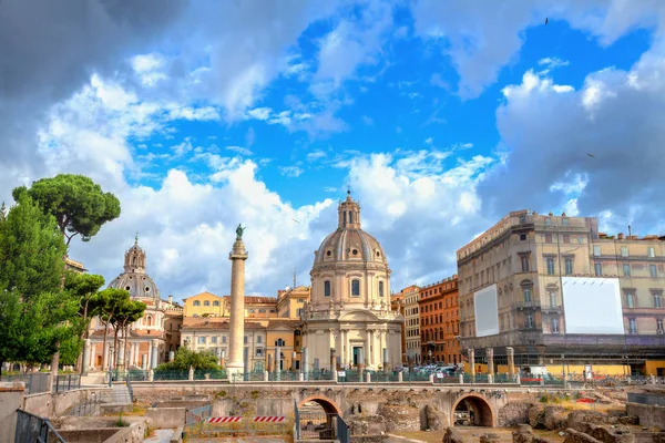 Paesaggio urbano con Foro Imperiale, Colonna dei Traiani e Santa Maria — Foto Stock