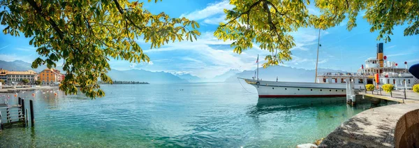 Landscape with wharf and touristic old ferry on Geneva Lake in V — Stock Photo, Image
