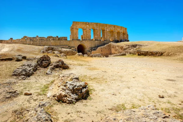 Antiche rovine dell'anfiteatro nella città romana di Uthina (Oudhna). Tun. — Foto Stock