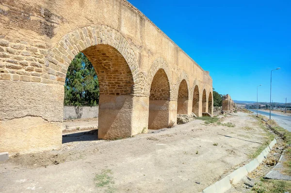 Antichi ruderi di acquedotto vicino alla città romana di Uthina (Oudhna). Tunisi — Foto Stock