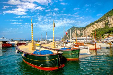 Marina Grande körfezinde turistik tekneler. Capri Adası. İtalya